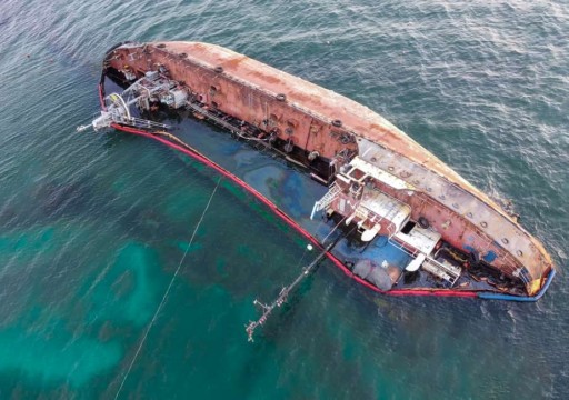 العثور على قتيل وإنقاذ تسعة من أفراد طاقم ناقلة النفط المنقلبة قبالة سواحل عُمان