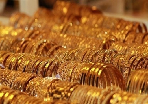 الذهب يرتفع بفعل بيانات أمريكية قاتمة لكنه يتجه لانخفاض أسبوعي 2%