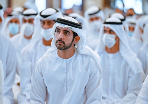 ولي عهد دبي يؤدي صلاة عيد الفطر في مسجد زعبيل الكبير