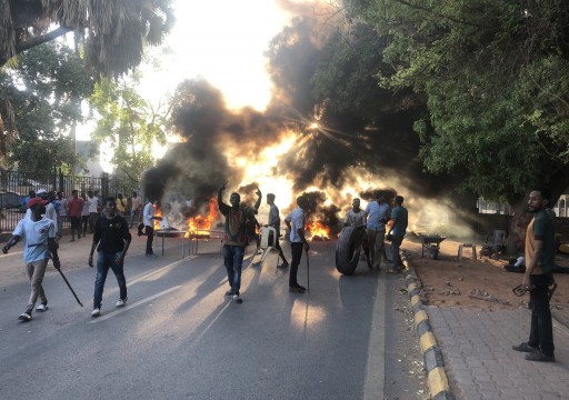 السودان.. مقتل ضابط و4 محتجين في محيط الاعتصام بالخرطوم