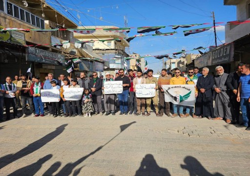 سوريون يتظاهرون احتجاجاً على تطبيع دول عربية مع نظام "الأسد"
