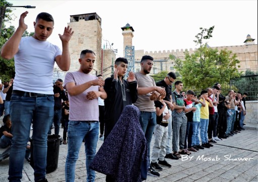 آلاف الفلسطينيين يتحدون عراقيل الاحتلال ويؤدون صلاة العيد في "الإبراهيمي"