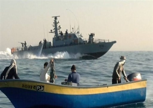 بحرية الاحتلال الإسرائيلي تستهدف الصيادين في بحر غزة