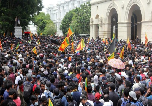 رئيس سريلانكا يفر بعد اقتحام متظاهرين المجمع الرئاسي ومكتبه