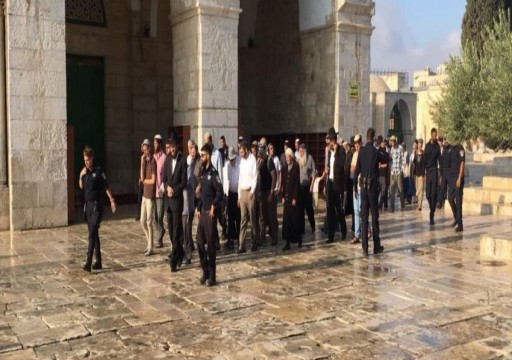 قوات الاحتلال تقتحم المسجد الأقصى وتخرج المعتكفين بالقوة