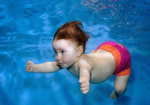 دراسة توصي بتعليم الأطفال السباحة لتحسين تعلمهم