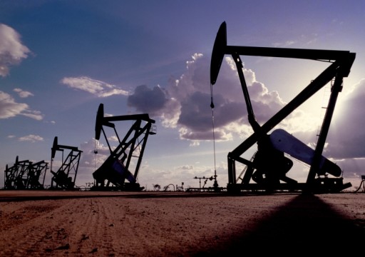 النفط يستقر مع تأثر السوق بتخفيضات إنتاج في مواجهة بيانات اقتصادية ضعيفة