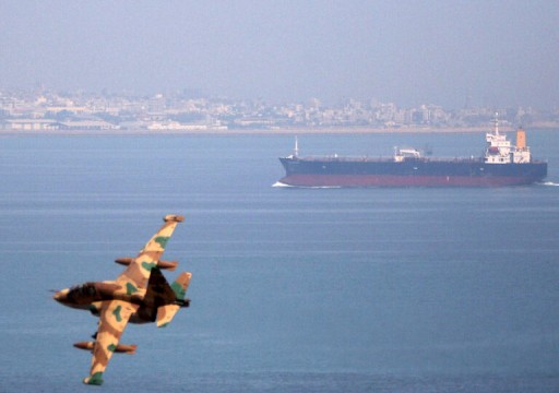 "الحرس الثوري" يحتجز مركبا يهرب النفط إلى الإمارات