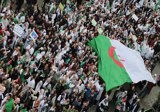 بعد تلميحات الجيش.. آلاف الجزائريين يطالبون برحيل بوتفليقة ورموز نظامه