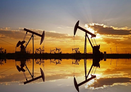 النفط يرتفع وسط توقعات برفع أقل حدة للفائدة الأميركية