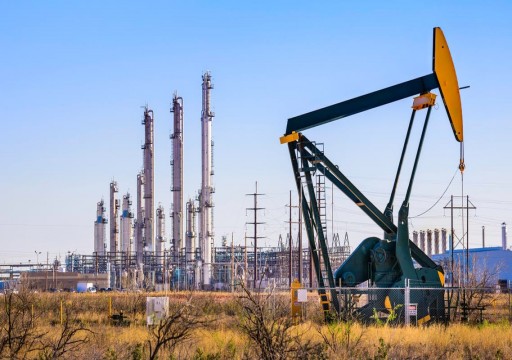 أسعار النفط تصعد بدعم استمرار تراجع إنتاج الخام الأمريكي