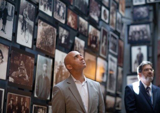 سفير أبوظبي لدى واشنطن يوسف العتيبة يزور متحف الهولوكوست