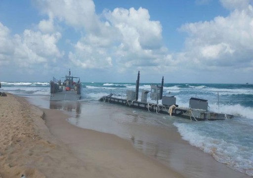 أمواج البحر تجرف جزءا من الرصيف الأميركي قبالة غزة (فيديو)