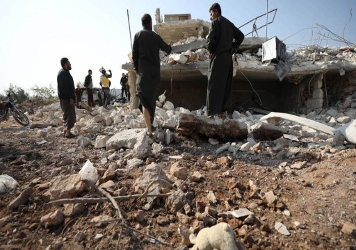 مقتل 15 على الأقل بمخيم للنازحين في هجوم للنظام على إدلب السورية