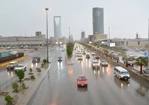 السعودية تحذر السكان مع استمرار هطول الأمطار