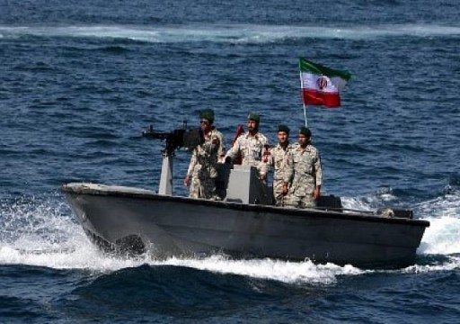 "وول ستريت جورنال": قوارب إيرانية تحرشت بسفينتين أمريكيتين في الخليج