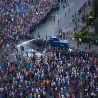 الرومانيون يتظاهرون لليوم الثالث على التوالي ضد الحكومة