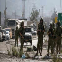 فلسطيني يفرّ بعد طعنه جنديا إسرائيليا… وإطلاق النار عليه يصيب مستوطنة