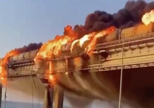 روسيا: اشتعال النيران في قطار محمل بالوقود فوق جسر القرم