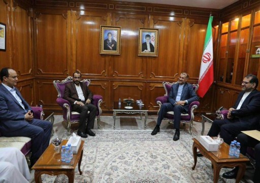 وزير خارجية إيران يلتقي وفد الحوثيين المفاوض في مسقط