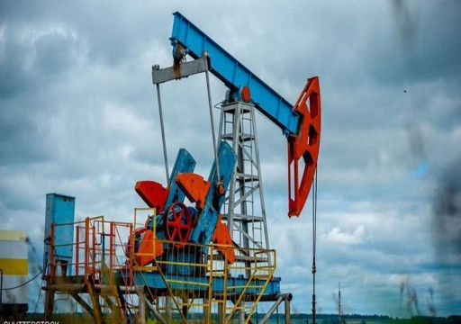 استقرار النفط وسط مخاوف رفع الفائدة ومؤشرات على خفض المعروض