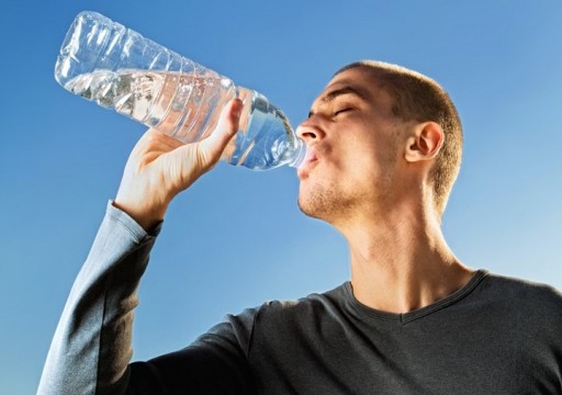 شرب الماء أثناء تناول الطعام.. صحي ومفيد أم يسبب الكرش؟