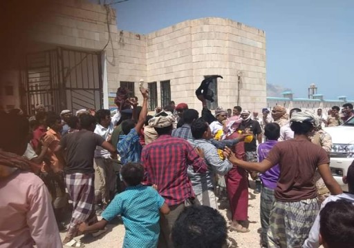 مسلحون مدعومون من أبوظبي يعتدون على موكب حاكم سقطرى اليمنية