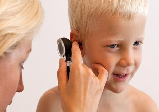 ‫التهاب الأذن الوسطى لدى الأطفال.. الأسباب وطرق الوقاية