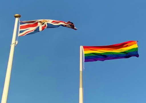 رفع علم المثليين على مبنى سفارة بريطانيا في أبوظبي.. وعبدالخالق عبدالله: "علينا التكيّف مع التحولات"