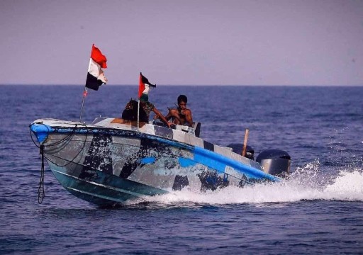 الحوثيون يتبنون هجوما على سفينة بالبحر الأحمر.. وواشنطن تعلق