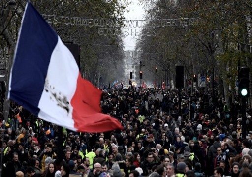 الشرطة الفرنسية تفرق بالقوة الآلاف من أحد ميادين باريس