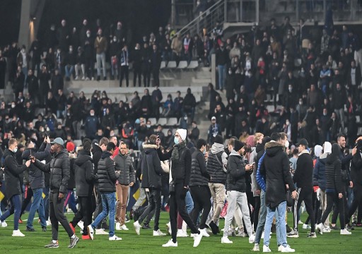 شغب الجماهير يتسبب بإلغاء مباراة باريس إف.سي وليون في كأس فرنسا