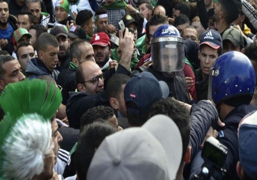 الشرطة الجزائرية تستعمل العنف للمرة الأولى لإخلاء المتظاهرين