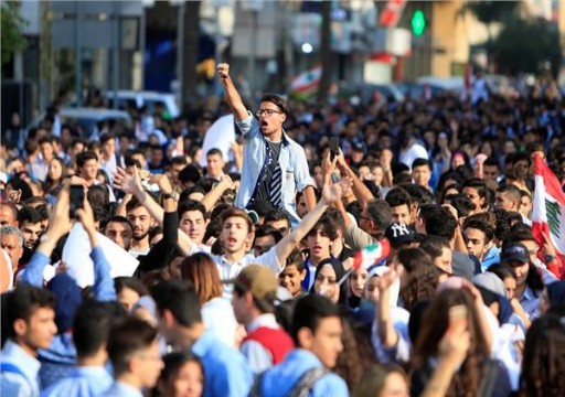 لبنان.. آلاف التلاميذ والطلاب يتظاهرون للمطالبة برحيل الطبقة السياسية