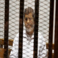 برلمانيون بريطانيون يطلبون زيارة مرسي لتقييم ظروف سجنه