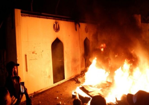 الإندبندنت: حرق قنصليه النجف مؤشر على تخلي الشيعة مشاعر التضامن الديني تجاه إيران