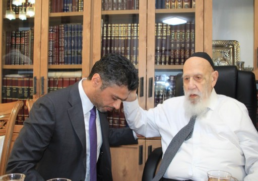 سفير "العار والخيانة" يتلقى "مباركة الكهنة" من حاخام يهودي متطرف