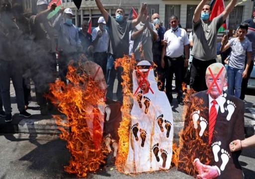 فلسطينيون يحرقون صور محمد بن زايد رداً على اتفاق التطبيع مع إسرائيل/  صور بليغة