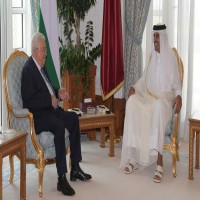 عباس يناقش مع أمير قطر في الدوحة التصعيد الإسرائيلي على غزة