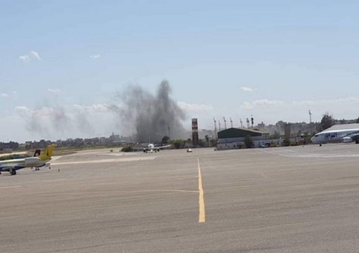 حفتر يقصف مطار معيتيقة.. والوفاق الليبية: سنتحول من الدفاع إلى الهجوم