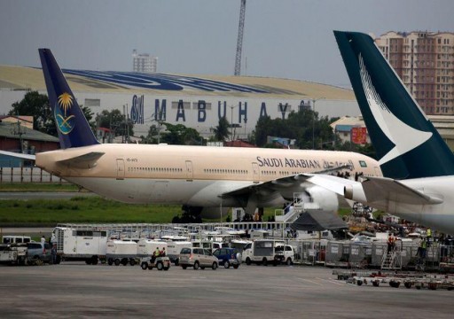 السعودية تمدد تعليق الرحلات الجوية والحضور لمقرات العمل بسبب كورونا