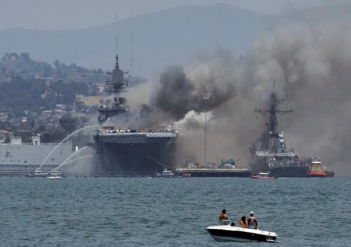 انفجار ثم حريق هائل يضرب سفينة حربية أمريكية ويوقع ضحايا