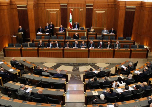 لبنان.. البرلمان يبلغ المحقق العدلي بأن استدعاء رئيس الحكومة خارج اختصاصه