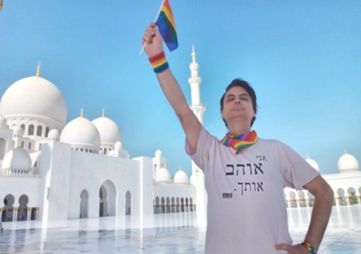 تدنيس مسجد الشيخ زايد بعلم "المثليين" .. استياء ورفض شعبي في الإمارات لتصرفات الإسرائيليين