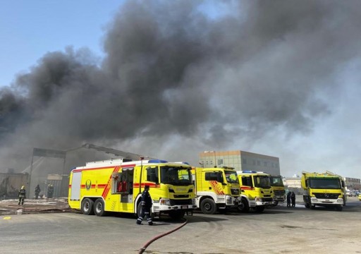 شرطة أبوظبي تتعامل مع حريق اندلع في إحدى المناطق الصناعية
