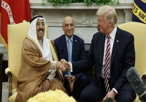 لم يُمنح منذ ثلاثة عقود.. ترامب يقلد أمير الكويت وساماً رفيعا