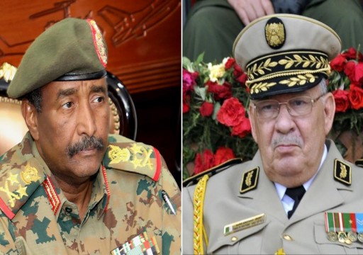 فايننشال تايمز: العسكر بالجزائر والسودان يبطئون عملة التحول الديمقراطي