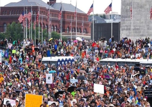 عشرات الآلاف يتظاهرون بالولايات المتحدة لتقييد حيازة الأسلحة