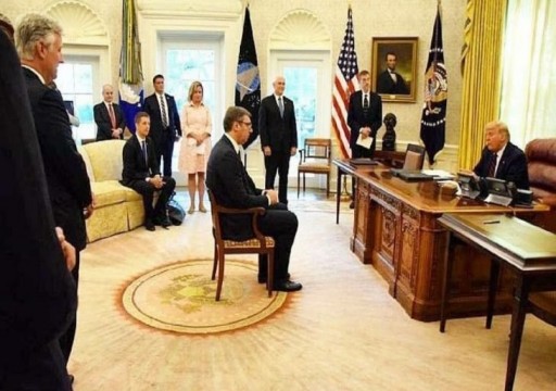 مسخرة في البيت الأبيض.. الرئيس الصربي يظهر متفاجئاً من إعلان ترامب نقل السفارة للقدس