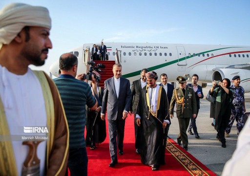 وزير الخارجية الإيراني يصل عُمان لبحث ملفات دولية وإقليمية